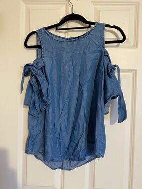 1250° C Tensel chambray cold shoulder blouse with bow accent sleeves, size M